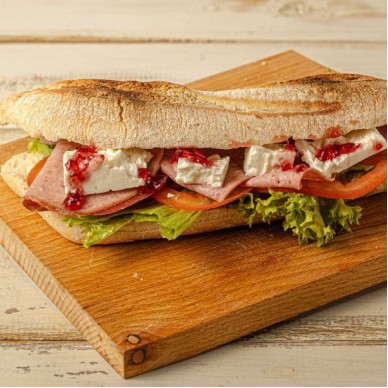 Sandwich με μορταδέλα και φέτα
