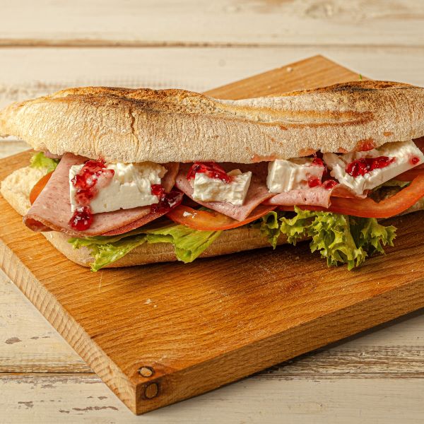 Sandwich με μορταδέλα και φέτα